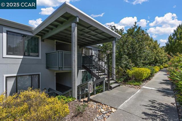 2200 Pine Knoll Dr, Walnut Creek CA: https://media.crmls.org/mediaz/3608a1e4-0462-4c4d-b317-dde0935848f7.jpg