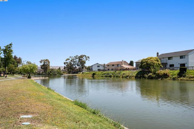 35344 Rutland Ct, Newark CA: https://media.crmls.org/mediaz/3608fd35-9c96-4d6d-981f-80be0c64a122.jpg