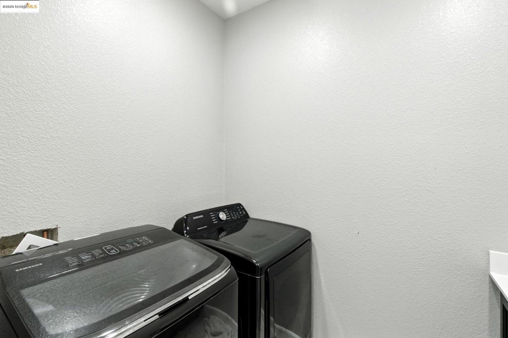 https://media.crmls.org/mediaz/360908e9-ac79-4669-b514-43e98cfcf5dc.jpg?preset=X-Large