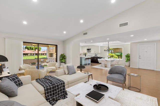 81 Camino Arroyo Place, Palm Desert CA: https://media.crmls.org/mediaz/360a614d-c19a-4e60-87ff-0f3c49427e61.jpg