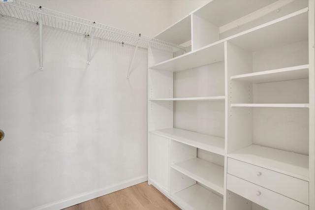 342 Roundhill Dr, Brentwood CA: https://media.crmls.org/mediaz/360a7f5f-8243-4703-b7d1-c2ac6c7a1f2f.jpg