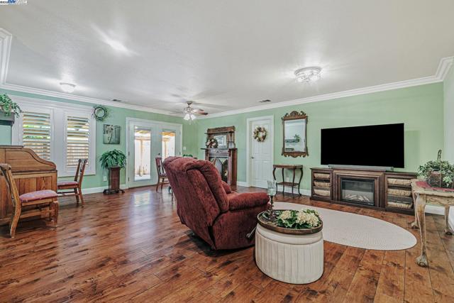 337 I St, Fremont CA: https://media.crmls.org/mediaz/360ab1fd-a97e-4128-ac26-d202f50000fa.jpg