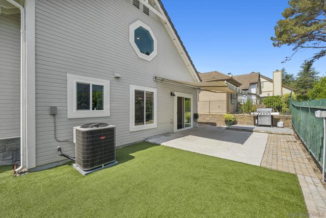 1198 Gazania Ct, San Marcos CA: https://media.crmls.org/mediaz/360b3285-bc9a-4b71-ae40-0247e081fc5f.jpg
