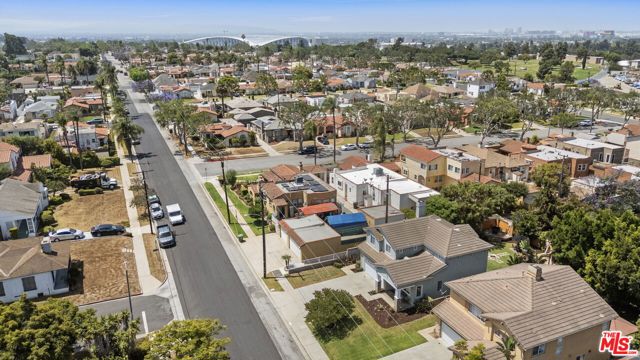 7725 Victoria Avenue, Inglewood CA: https://media.crmls.org/mediaz/360b8dfd-cd21-4278-9240-971e6ae7d0a5.jpg