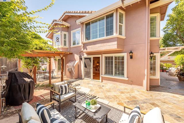 32760 Orick St, Union City CA: https://media.crmls.org/mediaz/360c137c-b1b1-4a67-9618-c0d2a4460496.jpg