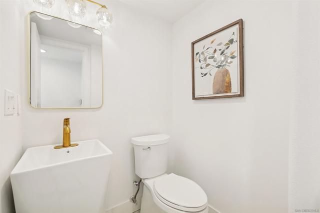 6911 Goldstone Rd, Carlsbad CA: https://media.crmls.org/mediaz/360c747b-d075-4a03-9a78-a1a2e2f4345c.jpg