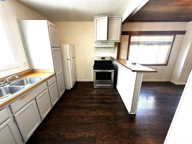 1933 103rd. Ave., Oakland CA: https://media.crmls.org/mediaz/360dbf2c-2d37-4af6-baa1-524cea328297.jpg