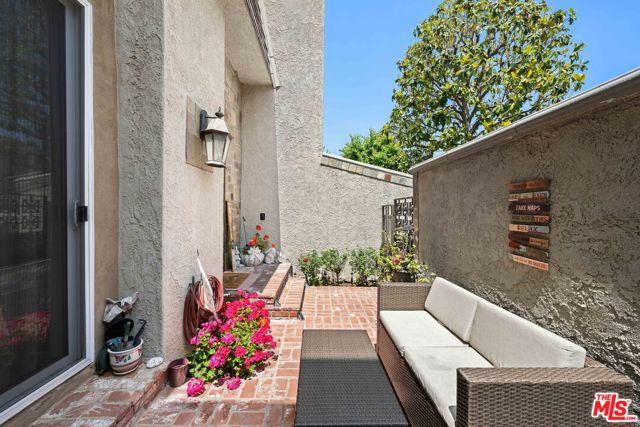 21901 Lassen Street, Chatsworth CA: https://media.crmls.org/mediaz/360dedae-d7bb-495f-9f28-37a34bf4629b.jpg