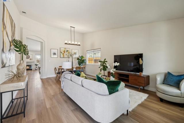 5408 La Salle Way, Vallejo CA: https://media.crmls.org/mediaz/360e7a81-ba94-4310-9907-4501db695ebf.jpg