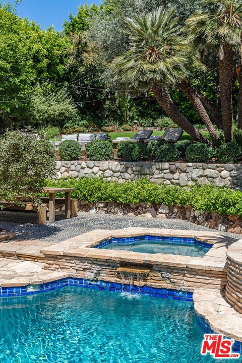 1136 N Doheny Drive, Los Angeles CA: https://media.crmls.org/mediaz/360f0404-f6a4-4232-b292-326e69363908.jpg