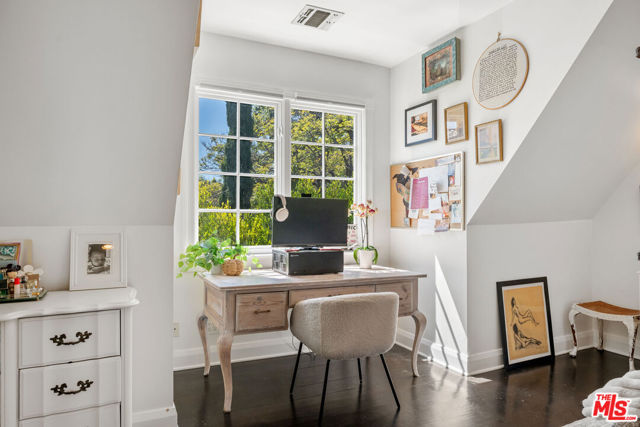 233 S Saltair Avenue, Los Angeles CA: https://media.crmls.org/mediaz/360fba56-631b-4cae-af71-a3694c4fced8.jpg