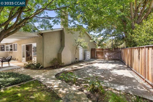 115 Saint Jean Ct, Danville CA: https://media.crmls.org/mediaz/3610384f-1333-45bb-8e70-ed527c2c17da.jpg