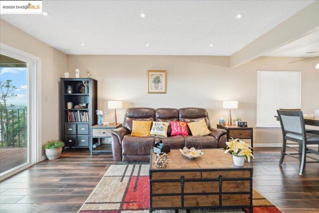 11772 Cranford Way, Oakland CA: https://media.crmls.org/mediaz/3611247b-fff3-4b0d-84ba-88cf9168d023.jpg