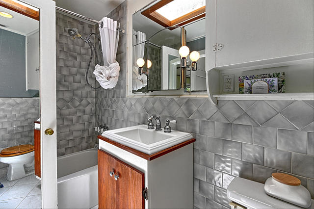 2108 Sunset Drive, Ventura CA: https://media.crmls.org/mediaz/36116f5e-661d-492d-8f6d-a047e5bd2bbd.jpg