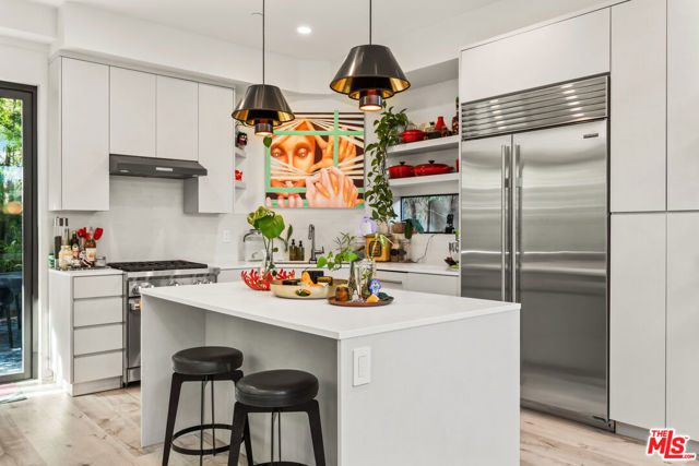 407 Rialto Avenue, Venice CA: https://media.crmls.org/mediaz/3611b470-5e47-419c-94e8-8b58527dd6dc.jpg