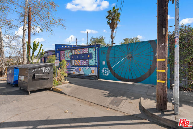 3051 N Coolidge Avenue, Los Angeles CA: https://media.crmls.org/mediaz/36136a64-dd90-4e2b-bdc0-040485ebe137.jpg