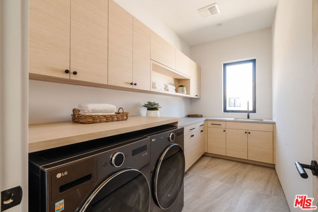 819 N Ogden Drive, Los Angeles CA: https://media.crmls.org/mediaz/36149248-042d-4fd8-ba89-12d48c735cf7.jpg