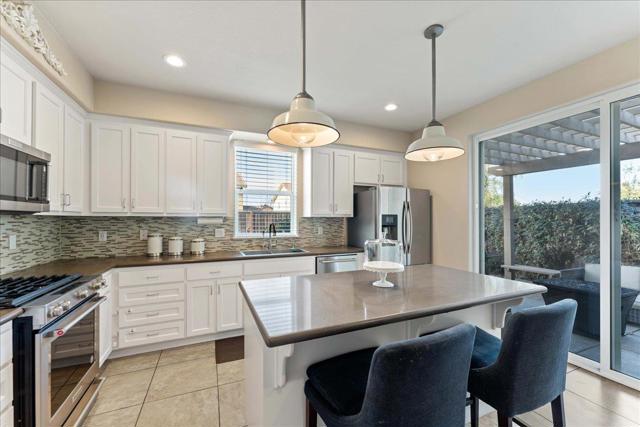 1600 Panorama Drive, Hollister CA: https://media.crmls.org/mediaz/361517dd-4dd7-49bd-b6e6-46e83aabb263.jpg