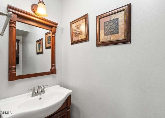 Detail Gallery Image 9 of 25 For 9503 via Venezia, Burbank,  CA 91504 - 3 Beds | 3 Baths
