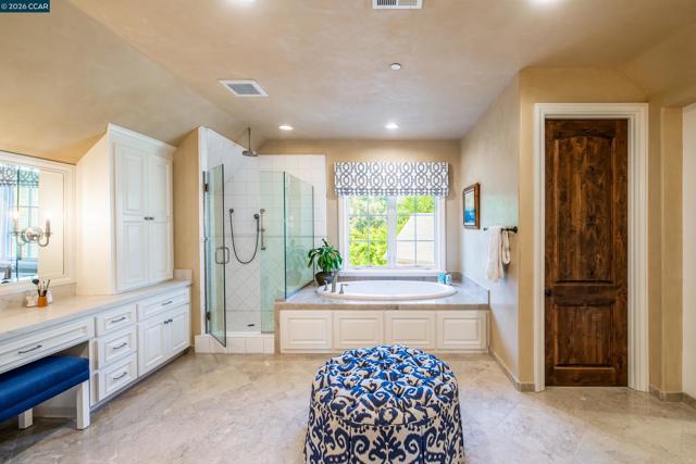 Image 33 of 61 For 53 Hidden Oaks Dr