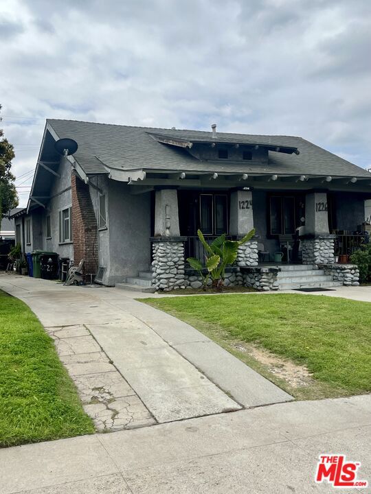 1224 W 41st Street, Los Angeles CA: https://media.crmls.org/mediaz/36170ff3-d176-4999-a14a-b11aaa34f9e6.jpg