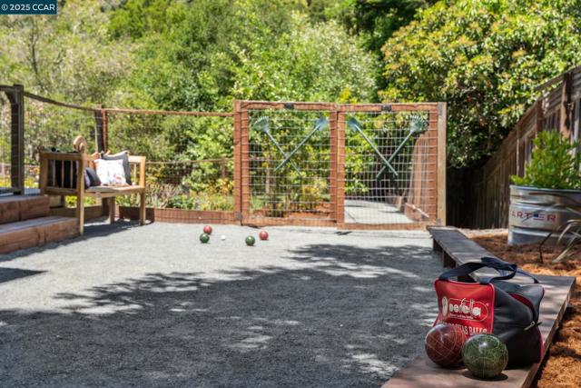 6 Greenwood Ct, Orinda CA: https://media.crmls.org/mediaz/3617c919-3ce8-444c-b481-163c60d75689.jpg
