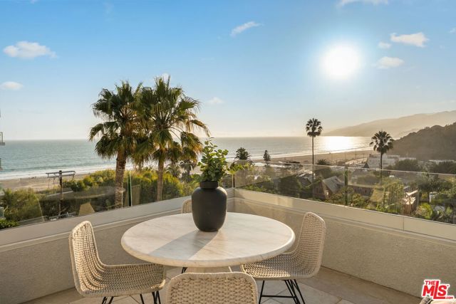 143 Ocean Avenue Ext, Santa Monica CA: https://media.crmls.org/mediaz/361974f6-ad3d-4acd-8b5d-3e57bc8a53cf.jpg