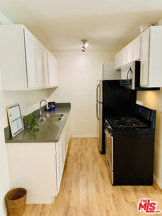 5511 Smiley Drive, Los Angeles CA: https://media.crmls.org/mediaz/361b7908-c570-4b42-9ba8-b43162be8277.jpg