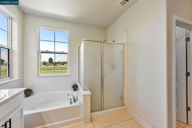 237 Dutra Vernaci Dr, Union City CA: https://media.crmls.org/mediaz/361b8e1e-f634-4557-ab27-9bd37b32b872.jpg
