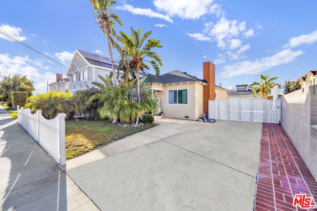 10133 Maple Street, Bellflower CA: https://media.crmls.org/mediaz/361c9726-9d70-459a-9938-5d98fc3f7296.jpg