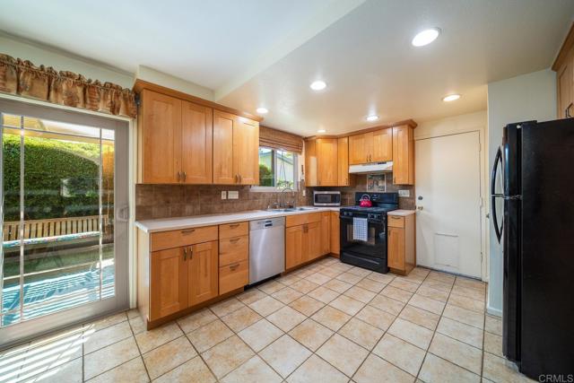 905 Discovery Street, San Marcos CA: https://media.crmls.org/mediaz/361eabd4-fcdb-4cf6-81e8-0062dc344503.jpg