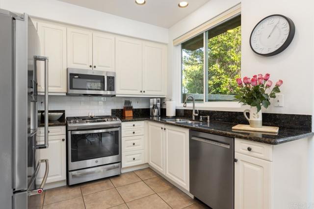 Detail Gallery Image 12 of 38 For 12415 Ruette Alliante, San Diego,  CA 92130 - 4 Beds | 2/1 Baths