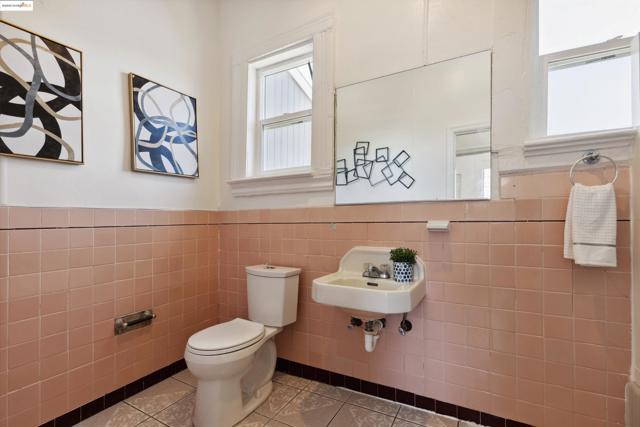 2029 E 22nd St, Oakland CA: https://media.crmls.org/mediaz/36201422-b802-418c-be21-074af66a0a37.jpg
