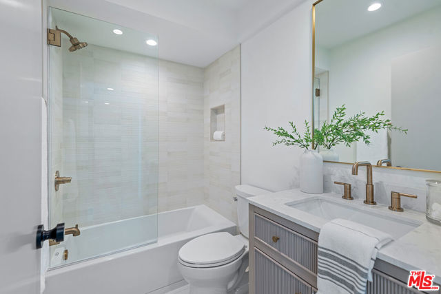 13234 Fiji Way, Marina del Rey CA: https://media.crmls.org/mediaz/36206459-1ba5-46a1-851f-914d43477afd.jpg