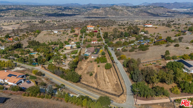 32070 Via Vera, Bonsall CA: https://media.crmls.org/mediaz/3620afcb-3eb8-40f5-bb8e-a57ca80da023.jpg