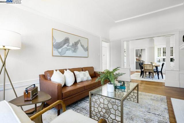 300 Somerset St, San Francisco CA: https://media.crmls.org/mediaz/36213181-6ab3-479f-9d1b-8a0d4c3c9407.jpg