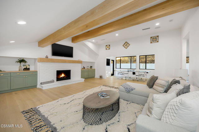 1324 La Granada Drive, Thousand Oaks CA: https://media.crmls.org/mediaz/36215651-77bf-4b94-8efe-ac31b5dc7dde.jpg