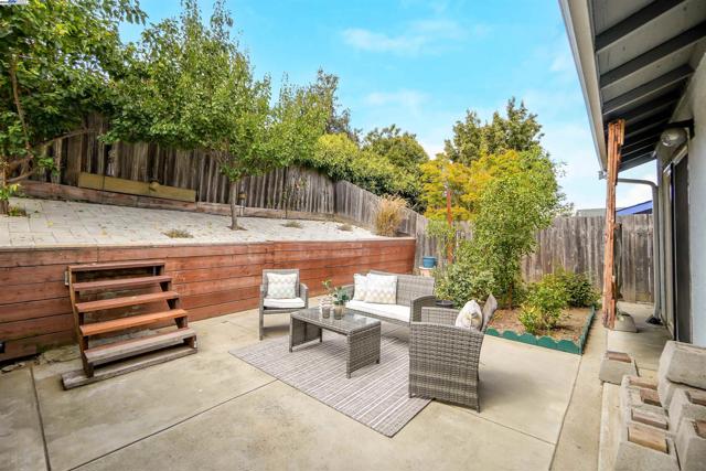 22633 Mossy Rock Drive, Hayward CA: https://media.crmls.org/mediaz/3621e265-5472-4b50-a97c-26f72cf4ea0d.jpg