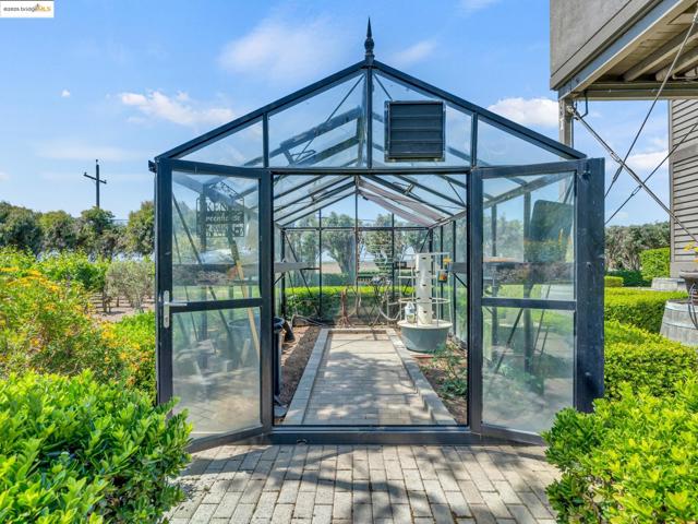 17035 TERMINOUS RD, Isleton CA: https://media.crmls.org/mediaz/3622a0ed-43cf-4772-ad68-3e9d20985a5f.jpg