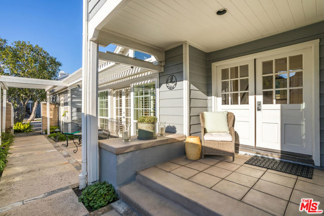 13080 Mindanao Way, Marina del Rey CA: https://media.crmls.org/mediaz/3622bead-6fe5-4079-bb83-6b68097ce1ea.jpg