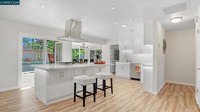 5517 Kirkwood Dr, Concord CA: https://media.crmls.org/mediaz/3622fdca-de5d-4acc-a75f-937a7cdee256.jpg