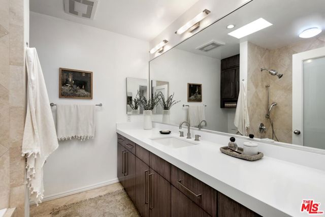 949 N Kings Road, West Hollywood CA: https://media.crmls.org/mediaz/3623c403-b0ff-4f8b-8ee9-32a49d415828.jpg