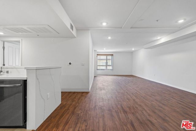 5245 Santa Monica Boulevard, Los Angeles CA: https://media.crmls.org/mediaz/3623e4e0-a701-4d54-982e-3c3ce1220957.jpg