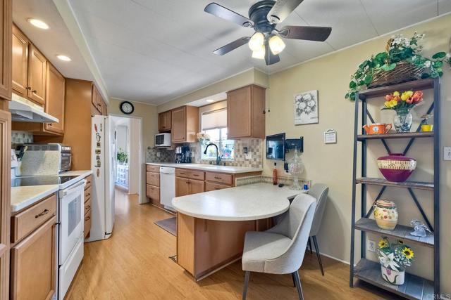 Detail Gallery Image 16 of 37 For 1010 E Bobier Dr #170,  Vista,  CA 92084 - 2 Beds | 2 Baths