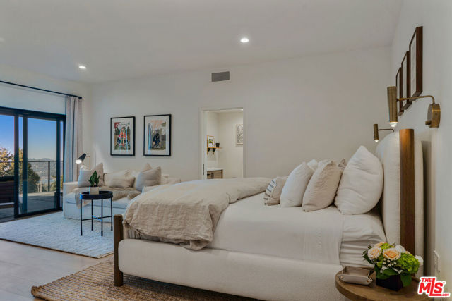 654 S Cumberland Drive, Lake Arrowhead CA: https://media.crmls.org/mediaz/36268dfd-514a-49f6-a037-788458ad4664.jpg