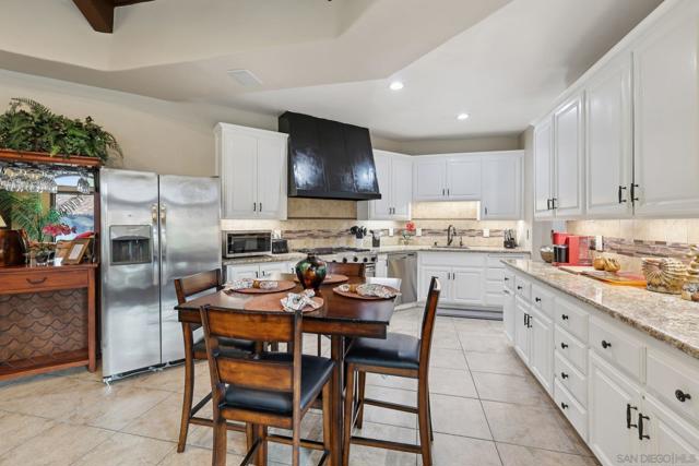 13371 Summit Cir, Poway CA: https://media.crmls.org/mediaz/3626a8ab-1a20-4c13-9394-b7cd0bf9d2d7.jpg