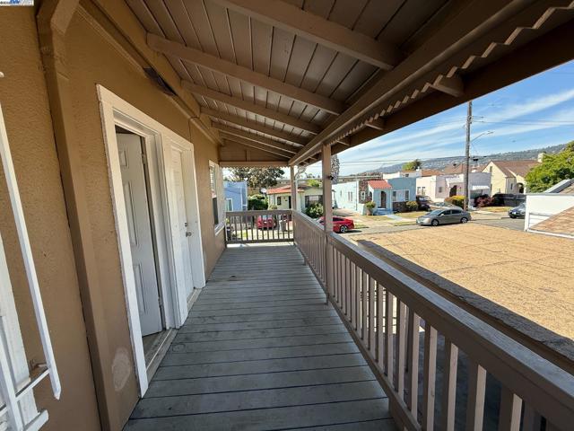 7800 Lockwood St, Oakland CA: https://media.crmls.org/mediaz/362742b5-0ef6-440f-809f-32abffe3663b.jpg