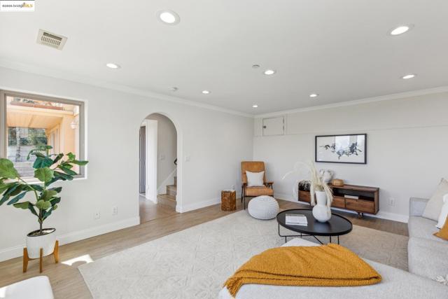 530 Gravatt Dr, Berkeley CA: https://media.crmls.org/mediaz/36281aed-e3e9-424c-9530-a749cfeb2d7e.jpg