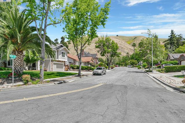 38957 Altura Street, Fremont CA: https://media.crmls.org/mediaz/36289e5f-2a1f-4c82-a7f2-2854f8a4d553.jpg
