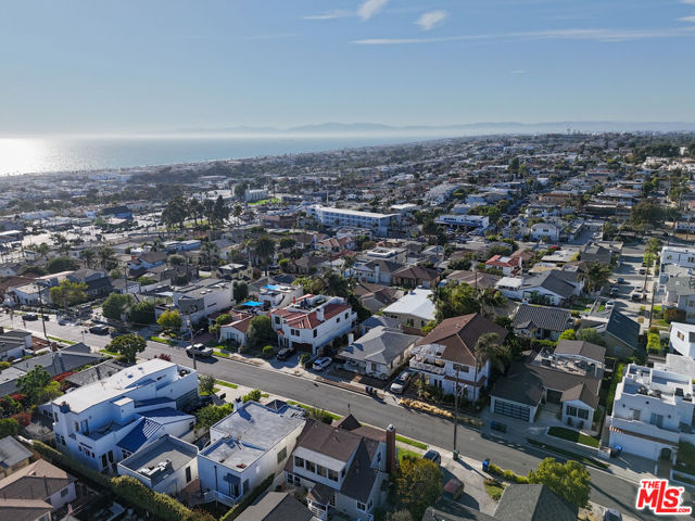 1116 7th Street, Hermosa Beach, California 90254, 3 Bedrooms Bedrooms, ,2 BathroomsBathrooms,Residential,Sold,7th,25565713